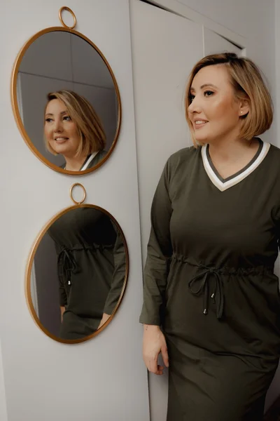 Fasardi dámské plus size šaty khaki se zavazováním v pase