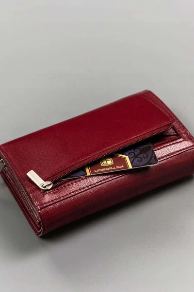 Kožená dámská peněženka s mnoha úložnými prostory od PETERSON