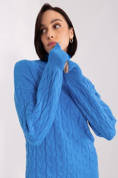 Modrý volný svetr s rolákem a náplety