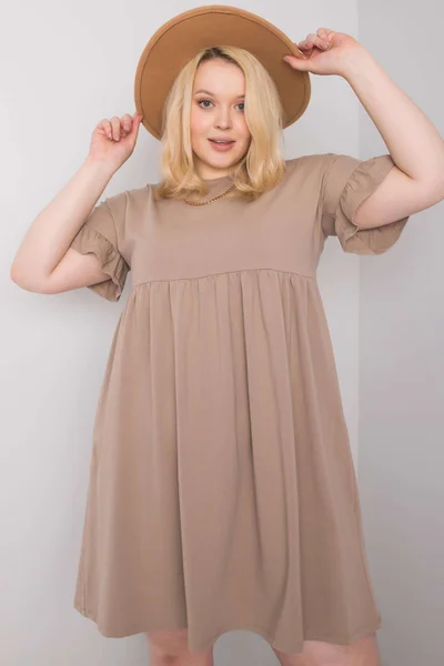 Dámské tmavě béžové šaty plus size z bavlny Fashionhunters