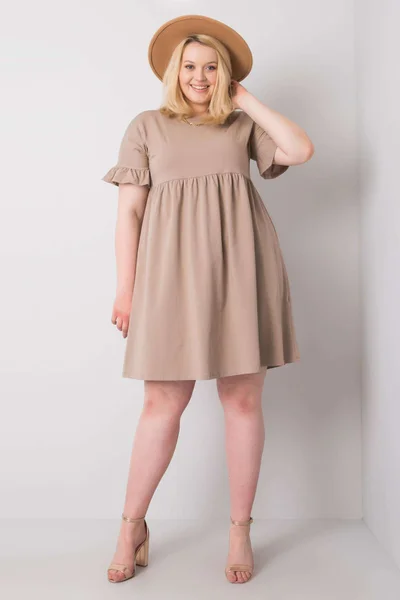 Dámské tmavě béžové šaty plus size z bavlny Fashionhunters