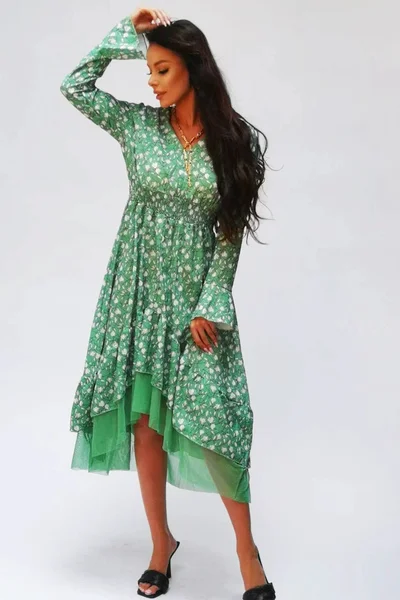 Zelené vzdušné šaty s ozdobnou spodní částí