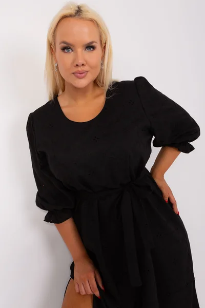 Dámské černé plus size šaty s výšivkou Fashionhunters