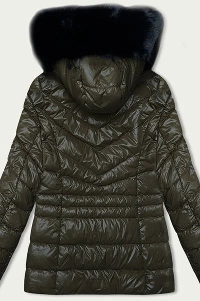Zimní bunda s kapucí a péřovou výplní v khaki barvě