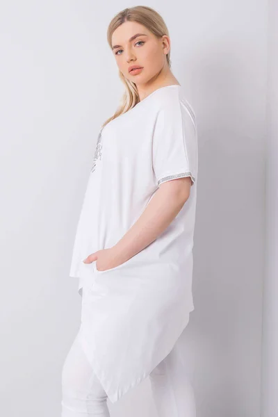 Oversized bílá dámská halenka s nášivkami Fashionhunters