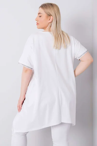 Oversized bílá dámská halenka s nášivkami Fashionhunters