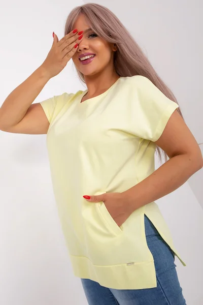 Světle žlutá plus size dámská halenka s kapsami Fashionhunters