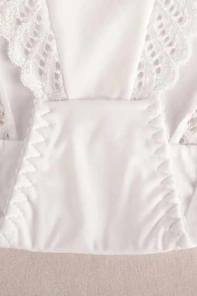Elegantní kalhotky zdobené krajkou Abra od Wol-Bar v bílé barvě