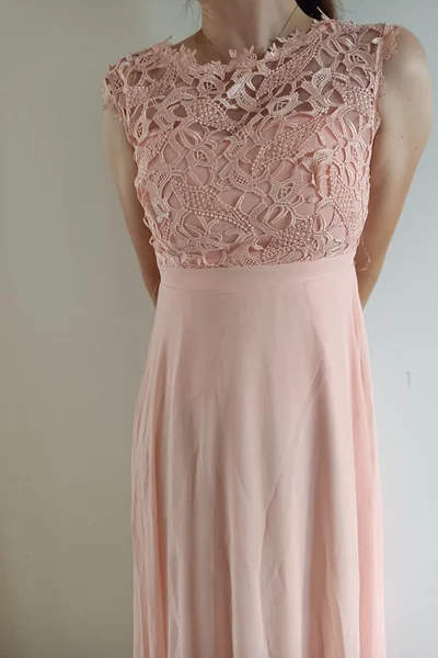 Korálově růžové luxusní krajkové šaty EVA&LOLA