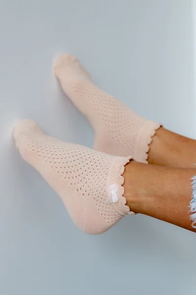 Jemné prolamované ponožky Milena s šifonovou mašlí