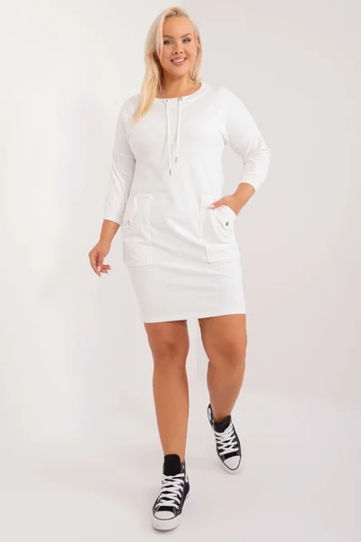 Dámské šaty plus size ecru s kapsami - Fashionhunters