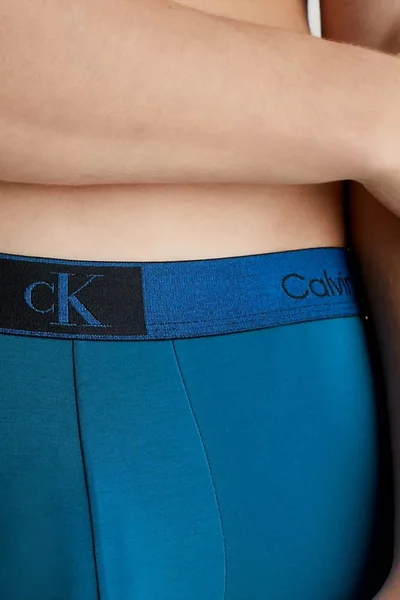 Klasické modré boxerky pro muže od Calvin Klein s ikonickým logem