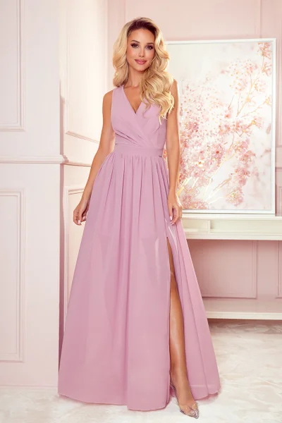 JUSTINE - Dlouhé dámské šaty v pudrově růžové barvě s výstřihem a zavazováním RQ8S5 Numoco