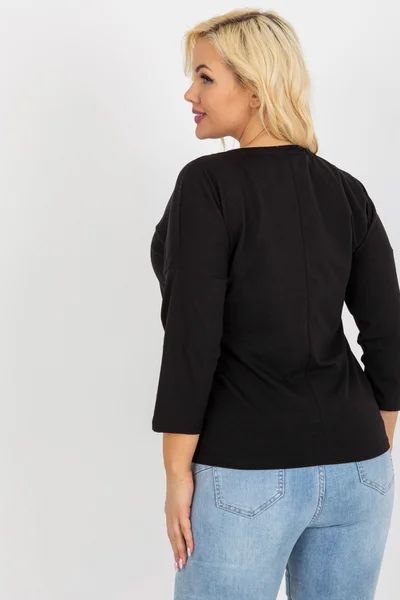 Černá plus size dámská halenka s nápisy a kamínky - Elegantní design