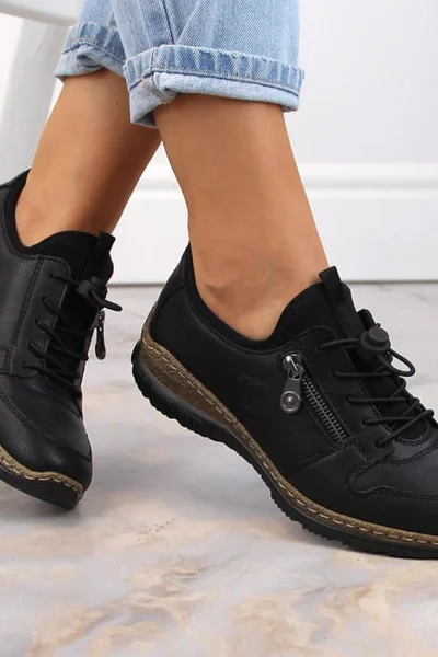 Černé dámské kožené boty s šněrováním od Rieker