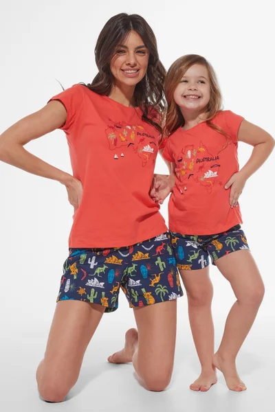 Korálové dívčí pyžamo s krátkým rukávem a vzorovanými šortkami