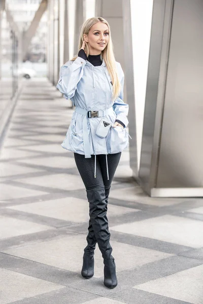 Světle modrá krátká bunda pro ženy s páskem Y761M Ann Gissy