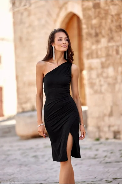 Černé mini šaty s rozparkem - Elegantní Pásek