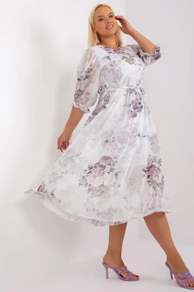 Květinové bílé plus size šaty s páskem - LK SK 509344-1