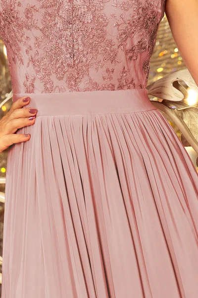 LEA - Dlouhé dámské šaty v barvě taupe bez rukávů, s vyšívaným výstřihem D38 Numoco