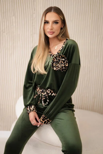 Sametový leopardí set s broží K-Fashion - khaki