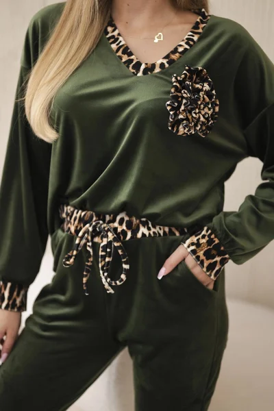 Sametový leopardí set s broží K-Fashion - khaki