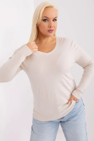 Fashionhunters dámský béžový plus size svetr s výstřihem