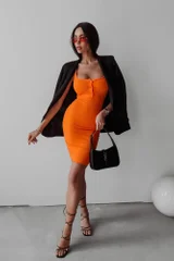 Šaty Ola Voga - přiléhavé dámské mini s tenkými ramínky a výstřihem na 3 knoflíky