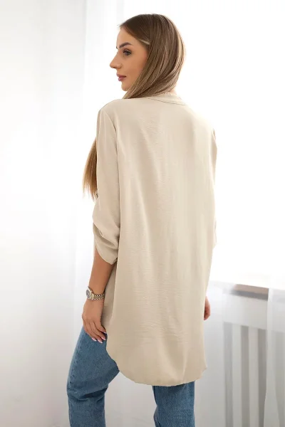 Dámská elegance: Béžová halenka s prodlouženými zády K-Fashion