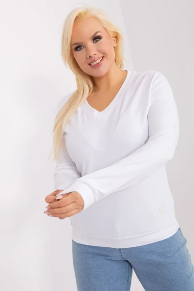 Bílá plus size halenka s nášivkou - Fashionhunters