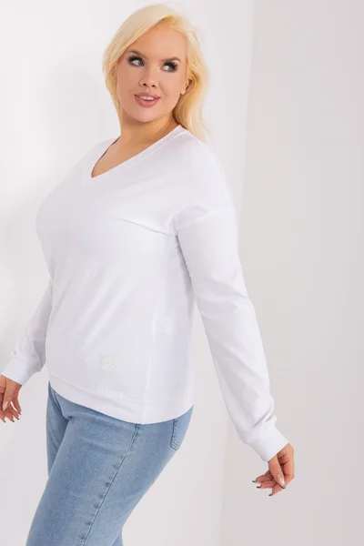 Bílá plus size halenka s nášivkou - Fashionhunters