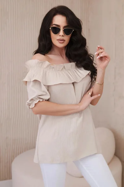 Elegantní béžová dámská halenka s volánem od K-Fashion