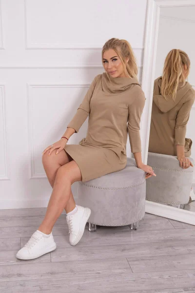 Dámské šaty s kapucí a kapsami camel - K-Fashion