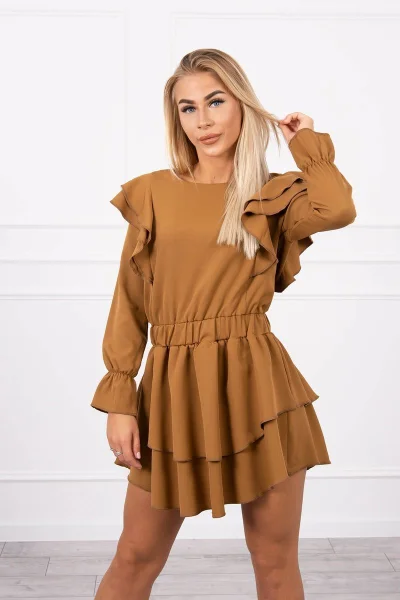 Dámské camel šaty s vertikálními volány K-Fashion