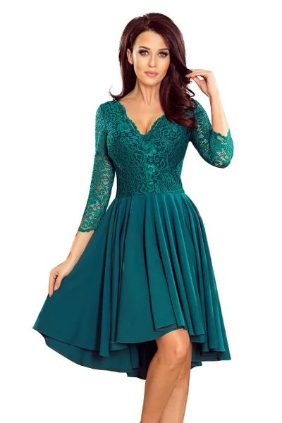 NICOLLE - Dámské šaty v lahvově zelené barvě s delším zadním dílem a s krajkovým výstřihem