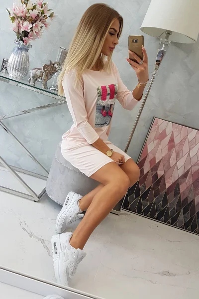 Dámské růžové šaty se zirkony a grafikou - K-Fashion