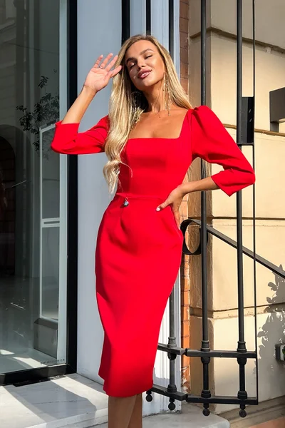 Červené večerní šaty s výstřihem na zádech - Elegance