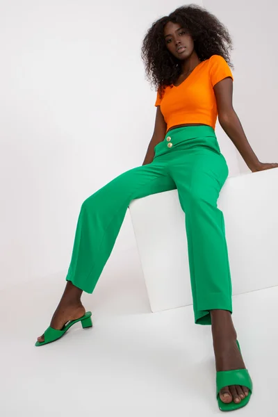 Zelené dámské kalhoty s ozdobnými knoflíky a zipem od FPrice