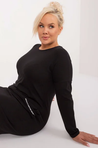 Dámské černé plus size šaty s nápisy Fashionhunters