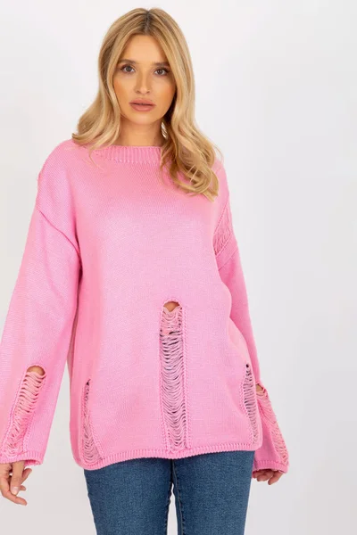 Růžový dámský oversize svetr s dírami Fashionhunters