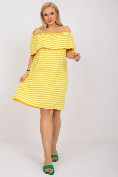 Dámské žlutobílé viskózové šaty Fashionhunters Plus Size