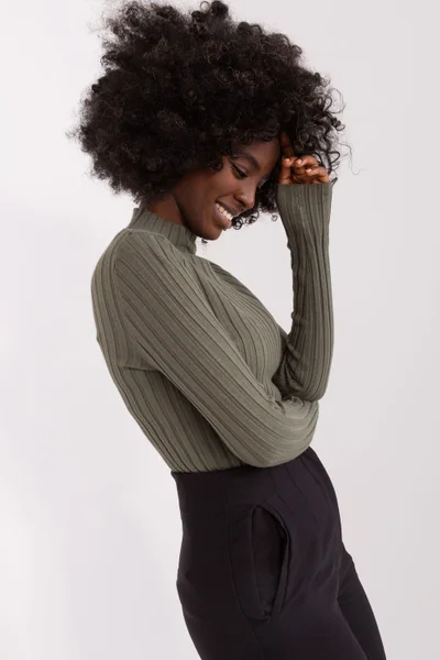 Klasický žebrovaný svetr s nízkým rolákem