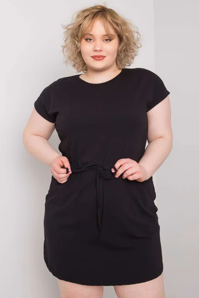 Dámské černé plus size šaty s kapsami Fashionhunters