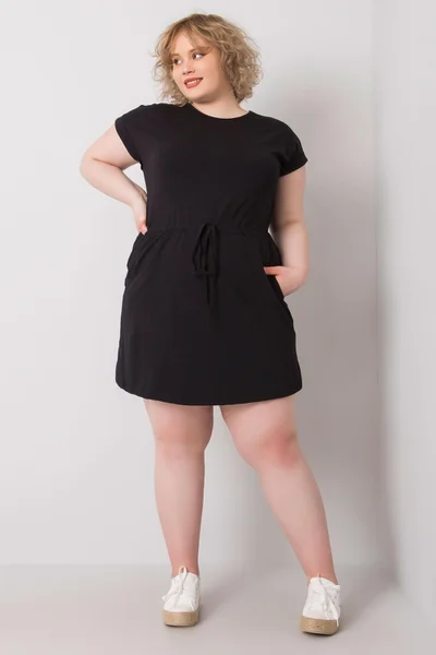 Dámské černé plus size šaty s kapsami Fashionhunters