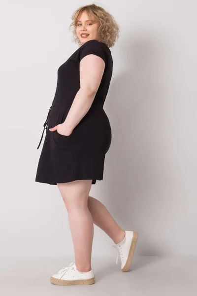 Dámské černé plus size šaty s kapsami Fashionhunters