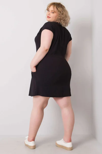 Dámské černé plus size šaty s kapsami Fashionhunters