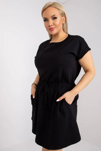 Dámské černé plus size šaty s kapsami Fashionhunters