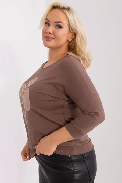 Kávová plus size dámská halenka s potiskem - 3/4 rukávy