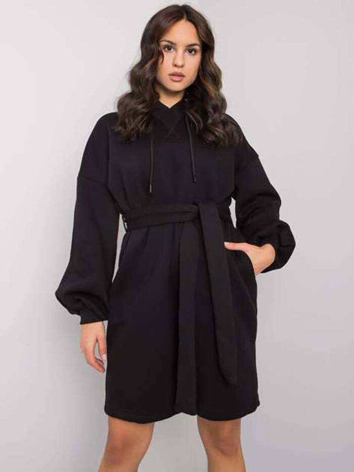Černé oversize šaty s mechovitým kožíškem a páskem Factory Price, odcienie czerni ONE SIZE i392_23441-3