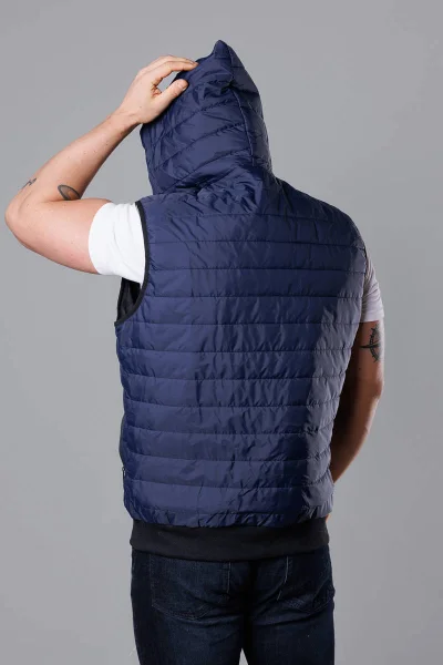 Syntetická péřovka s kapucí - granátová prošívaná vesta pro pány od J.STYLE